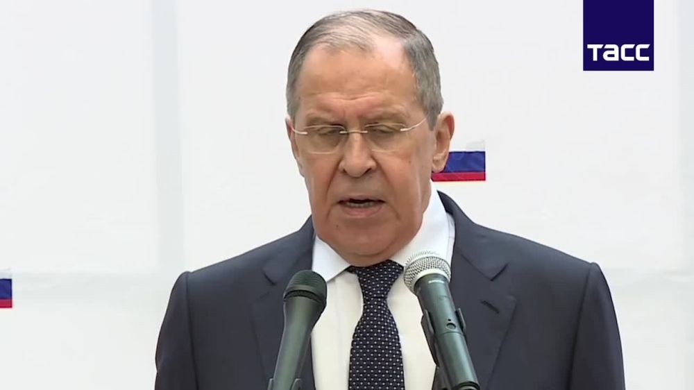 Западней коллеги России "поднаторели" в способности преподносить любые новости искаженно, в том виде, в котором их можно будет использовать против РФ, заявил Сергей Лавров, комментируя удар по порту Одессы