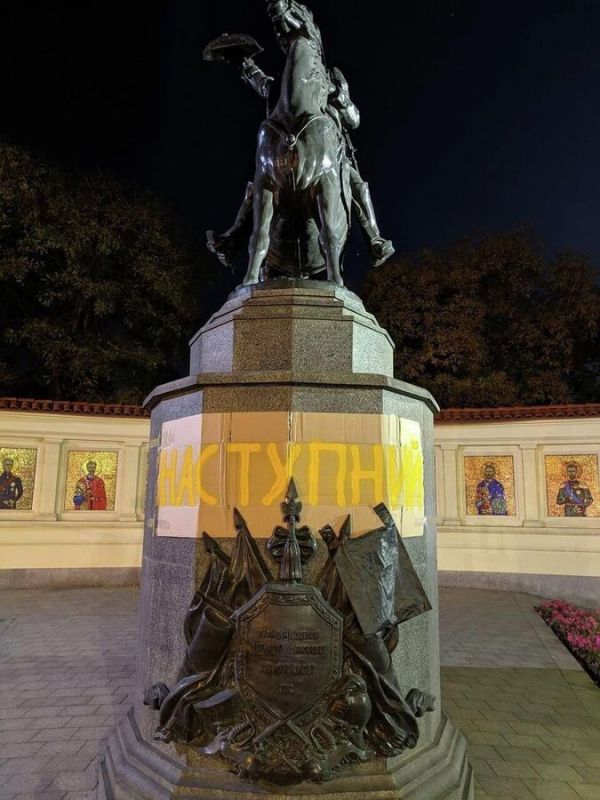 В Одессе вандалы снова осквернили памятник Суворову, сообщили СМИ