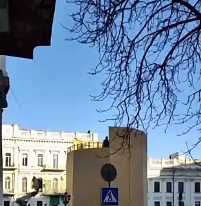 В Одессе начали демонтаж памятника Екатерине II. Об этом сообщают украинские СМИ. Площадь, где установлен монумент, перекрыли, и сейчас разбирают забор вокруг него