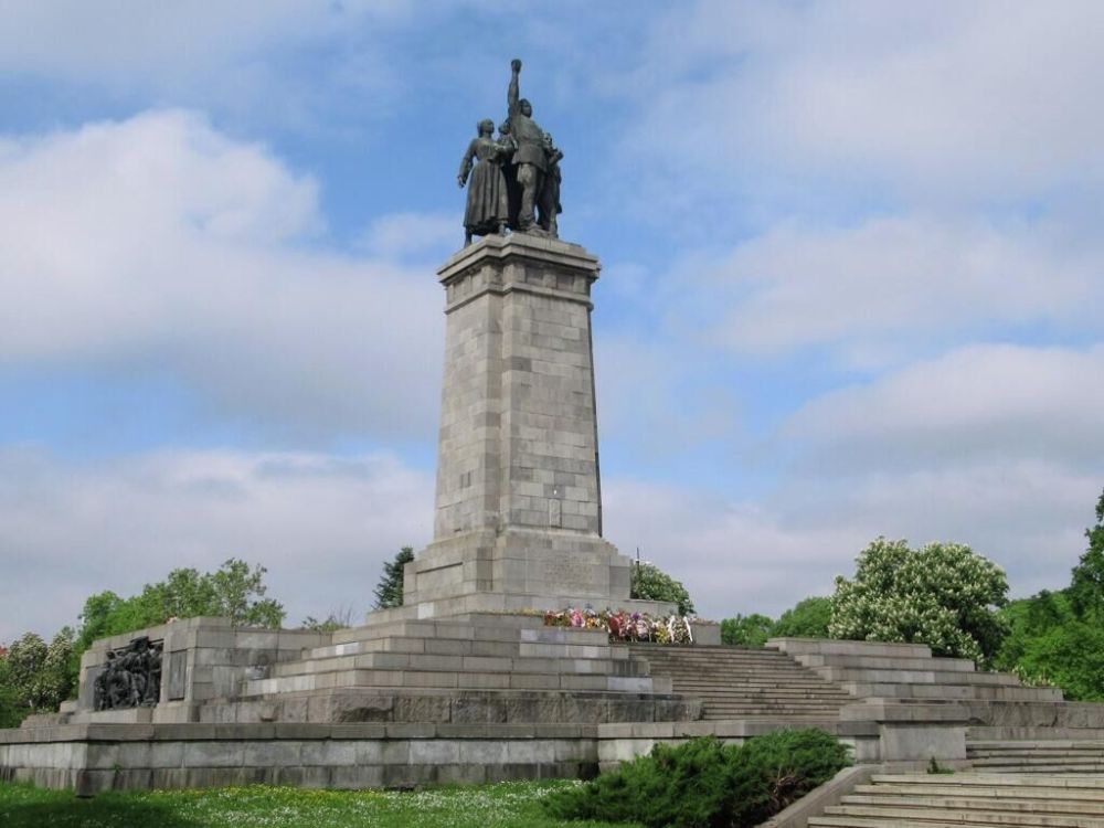 В Болгарии осквернили памятник Советской армии