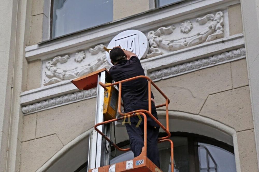 В Одессе советские барельефы на здании вокзала закрыли гербами Украины