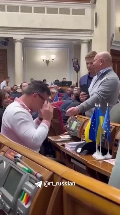 «Петух с Одесчины», селфи-палка и кол-центры: один день из жизни украинской Рады