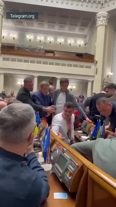 Штаны за 40 гривен порвали нардепу Алексею Гончаренко во время заседания Верховной Рады, он обвинил в покушении на свои тылы своего коллегу Николая Тищенко