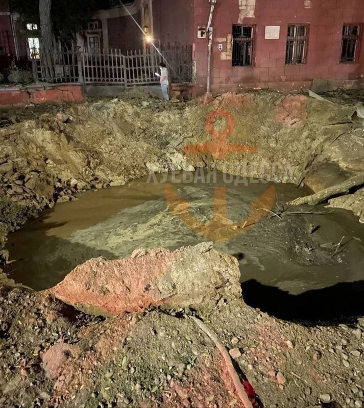 Игорь Димитриев: Огромная воронка рядом с Художественным музеем в центре Одессы