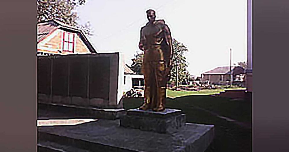 Жители двух сел на западе Украины отказались сносить памятники СССР