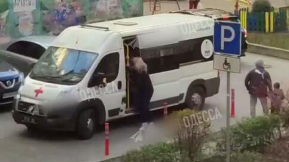 Одесские военкомы на "скорой" провели мобилизацию, мужчину удалось отбить