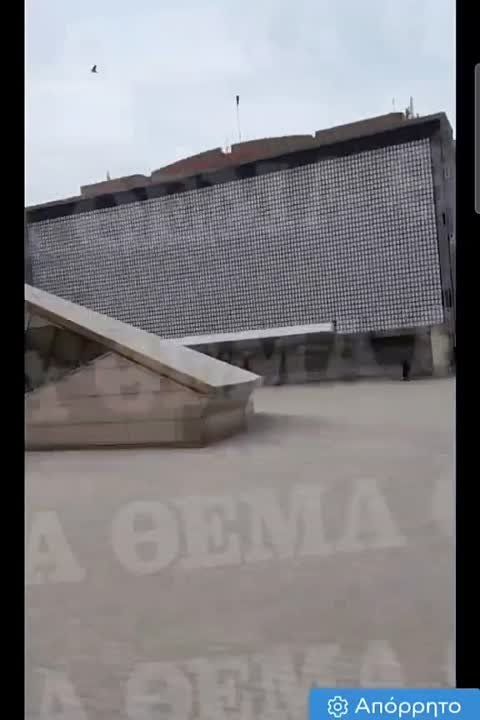 Один из членов греческой делегации снимает момент взрыва в Одесском порту накануне утром