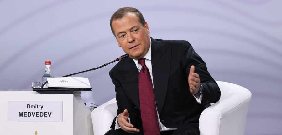 Медведев прокомментировал удар по Одессе во время нахождения в городе Зеленского