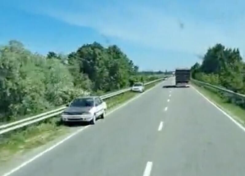 В Киеве подтвердили, что украинцы бегут в Молдавию, бросая транспорт на трассе