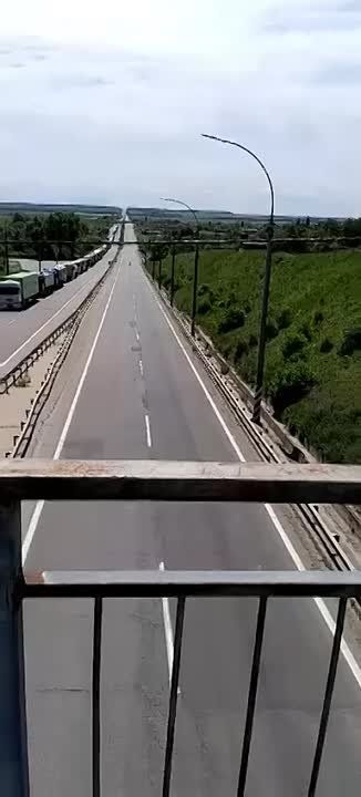 Украинские дальнобойщики устроили акцию протеста на трассе Киев - Одесса