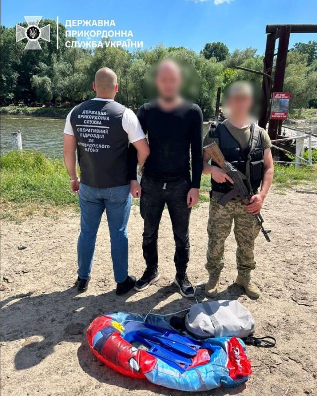 Житель Одессы пытался уплыть с Украины на надувном матрасе с Человеком-пауком