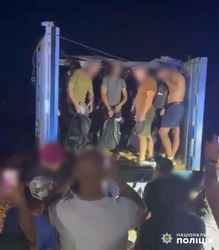 В Одесской области водитель зерновоза пытался вывезти в кузове 41 уклониста