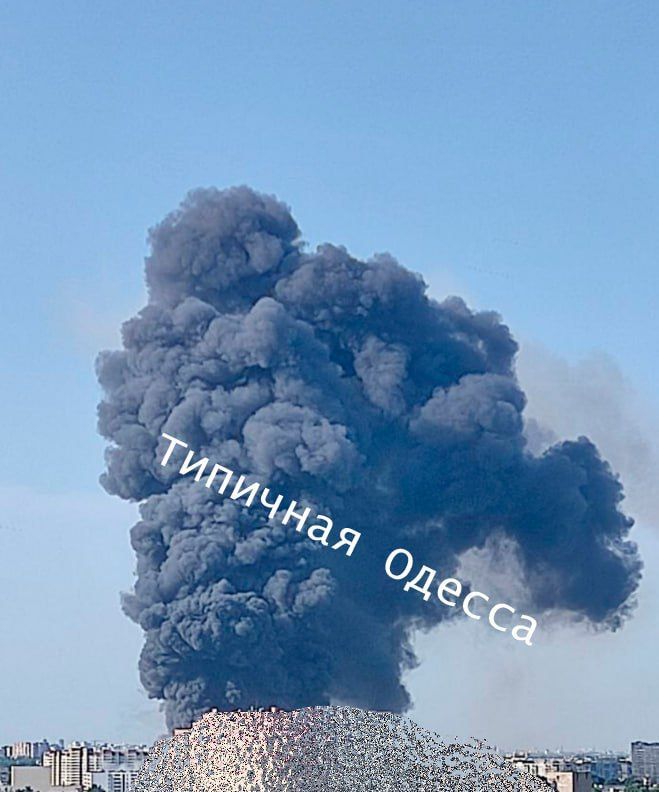 Небо в дыму и вторичная детонация: в Одессе поражена жирная цель
