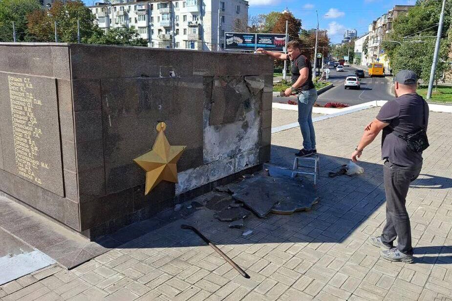 В Одессе националисты снесли орден Ленина со стелы "Крылья победы"