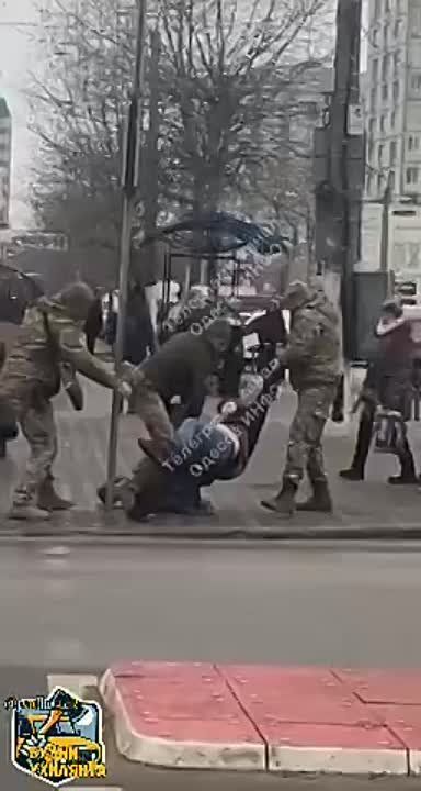 Армен Гаспарян: Трое беспредельных зе кхмеров в Одессе пытаются затащить в бусик лежащего на земле громадянина