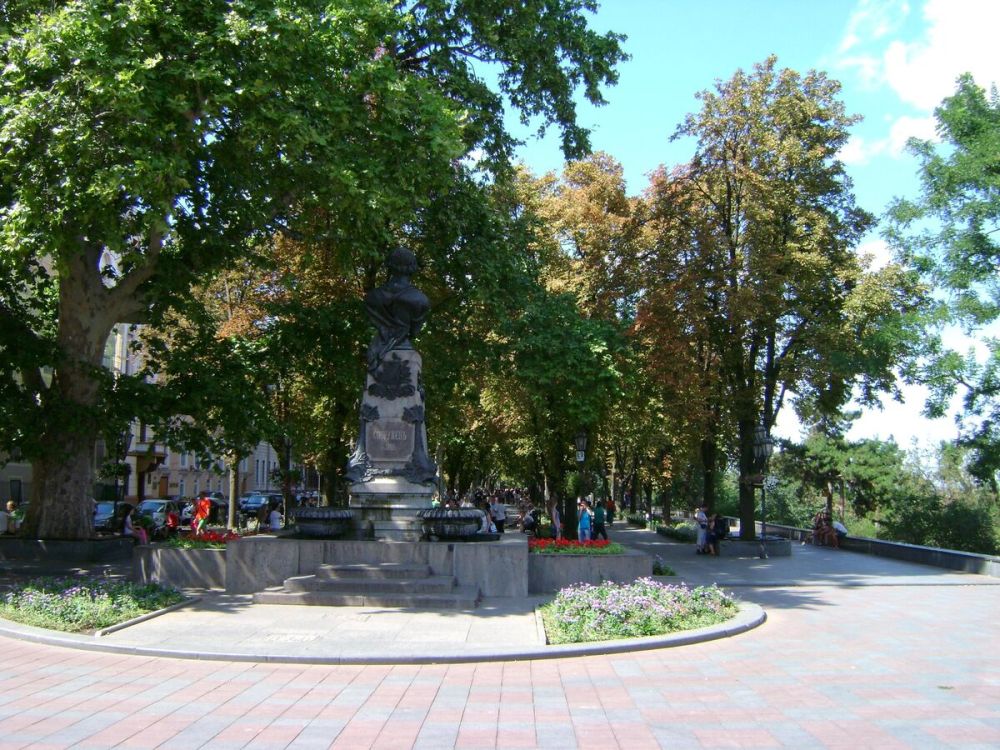 В Одессе решили переименовать дерево у памятника Пушкину