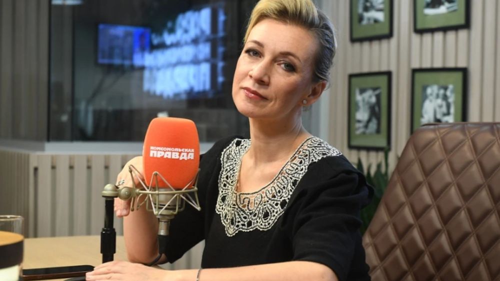 На Макрона давят космос и природа: Захарова объяснила странные высказывания президента Франции