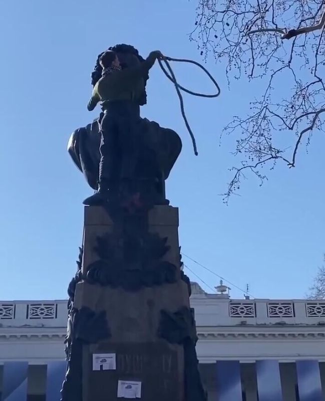 В Одессе вандалы набросили петлю на памятник Пушкину