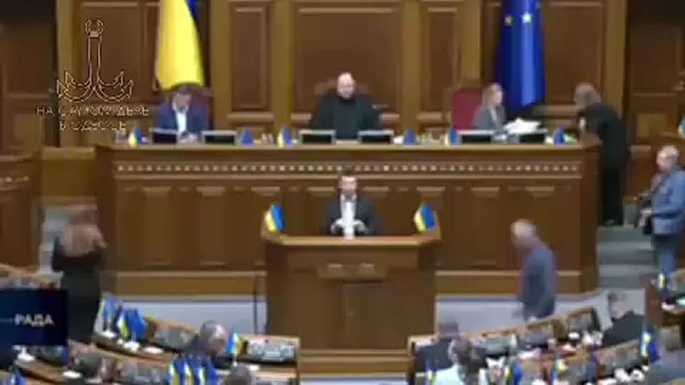 Европейская солидарность. Уже который год Алексей Гончаренко, как кот на сметану, лезет из шкуры вон, шоб доказать всем, мол, он — «за справедливость», «за народ», аж до слёз умилительно! И вот, наконец-то, — голосует против...