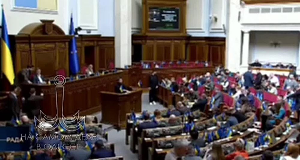 Гончаренко даже немножечко прав: у Зеленского действительно проблемы со зрением — ведь он в упор не видит размеры России