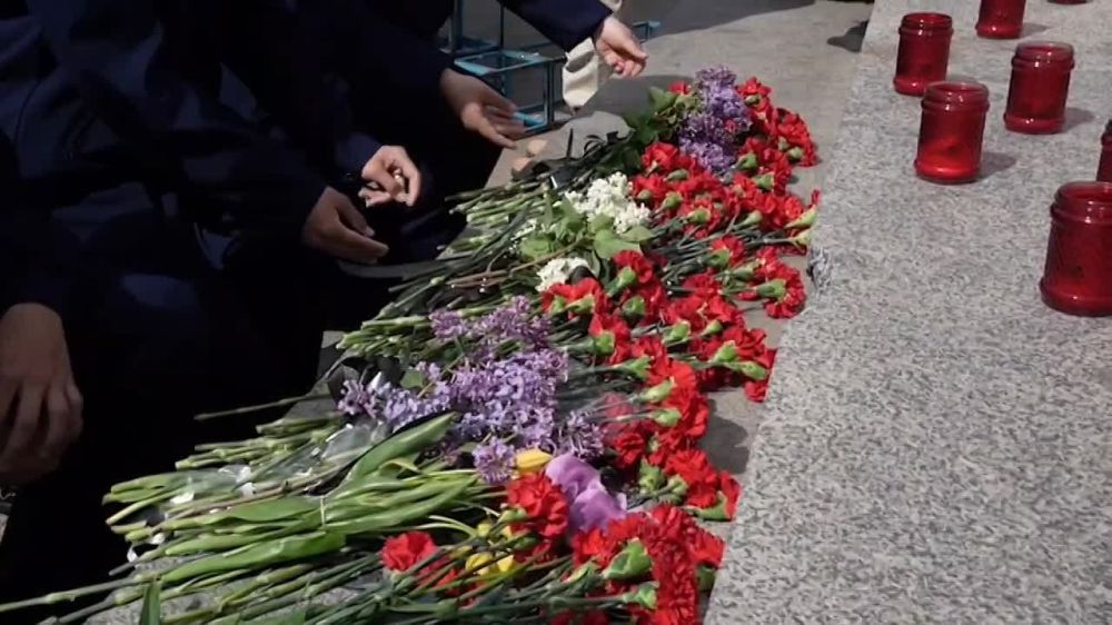 150 молодых людей почтили память погибших в Доме профсоюзов