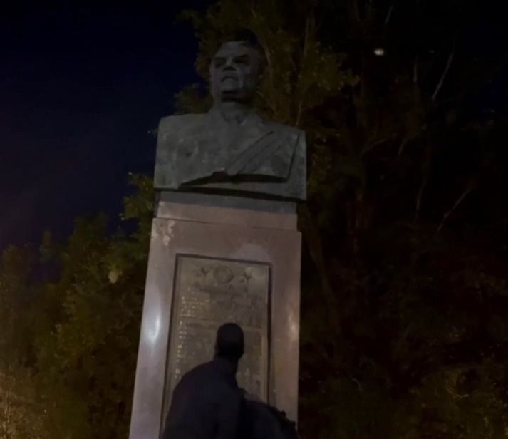 В Одессе сорвали табличку на памятнике маршалу Малиновскому