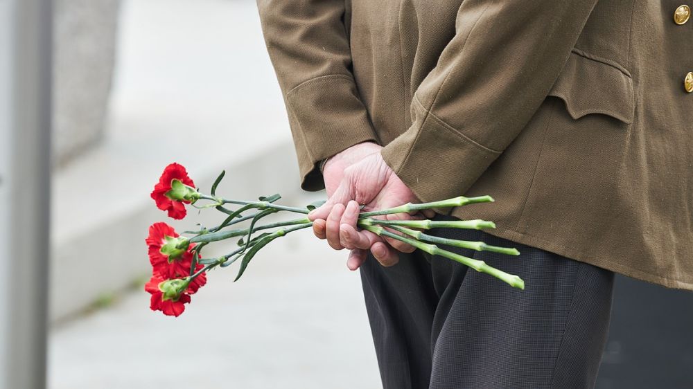 В Одессе власти разрешили нарушить запрет Зеленского и возложить цветы к памятнику Неизвестному матросу