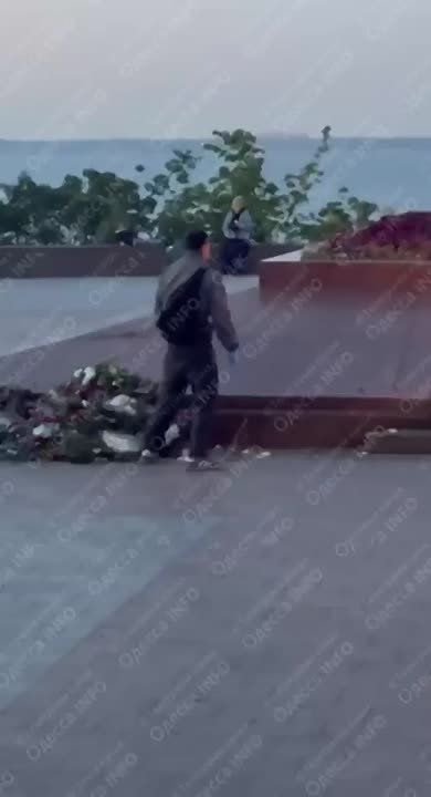 Нацисты в Одессе уничтожают цветы, которые одесситы возложили к мемориалу Неизвестному матросу на Аллее Славы