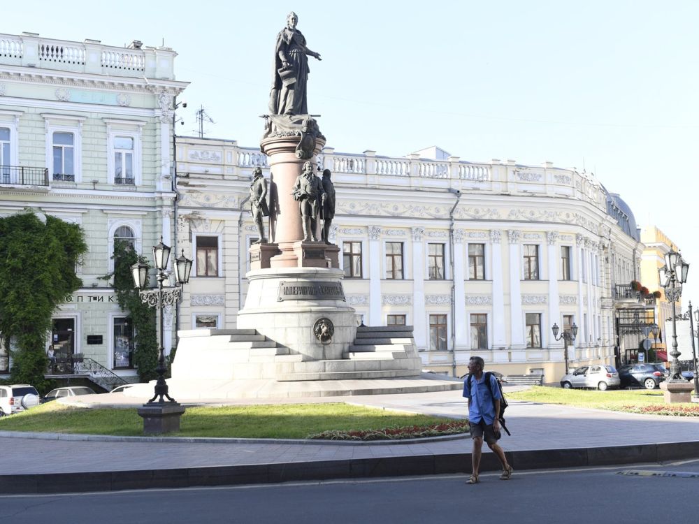 В Одессе постамент демонтированного памятника Екатерине II раскрасили в триколор