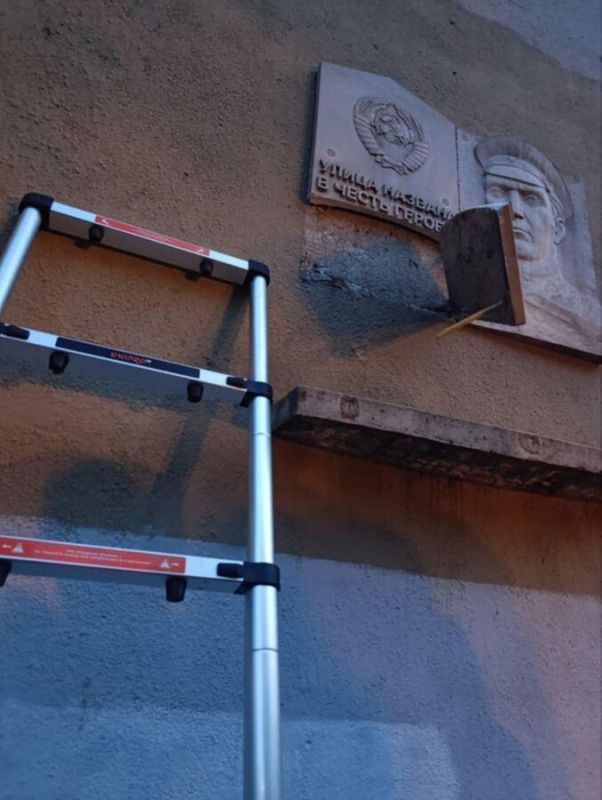 В Одессе демонтаж мемориальных досок советским деятелям перерос в драку