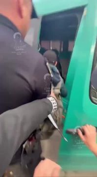 Обстановка на Украине: ТЦК "бусифицировал" парня прямо на остановке, а в Одессе мужику удалось сбежать благодаря женской смекалке