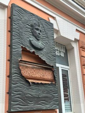 Армен Гаспарян: Выродки в Одессе изуродовали мемориальную доску Маринеско, чтобы заставить гауляйтерство ее снять навсегда