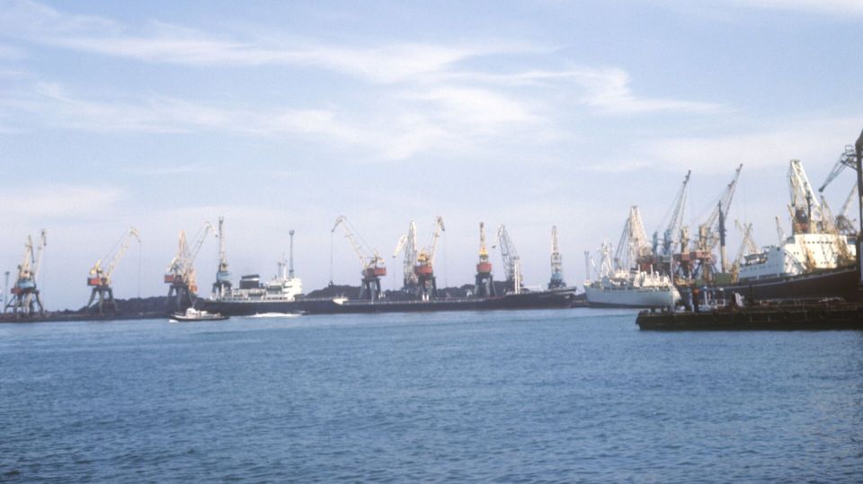 В Рыбном порту Ильичевска ВС РФ поразили азербайджанское судно, перевозившее военные грузы для Украины