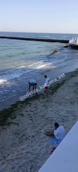 Тем временем в Одессе на пляж вышли кладоискатели