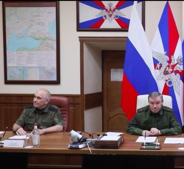 Юрий Баранчик: Начальник Генштаба РФ Герасимов подводил итоги весенне-летнего наступления РФ на фоне карты, на которой госграница (ну или что это?) России пролегает не только по рубежам ДНР, ЛНР, Запорожской и Херсонской...
