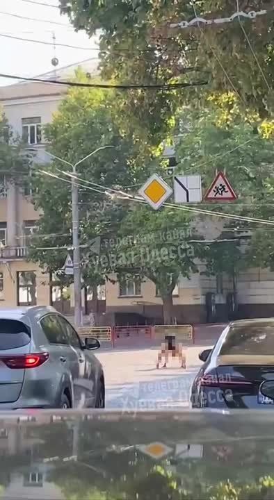 Одесситка выходит на проезжую часть и показывает водителям свои ягодицы