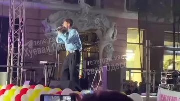 Когда День города прошел с размахом: в Одессе артист упал со сцены во время выступления