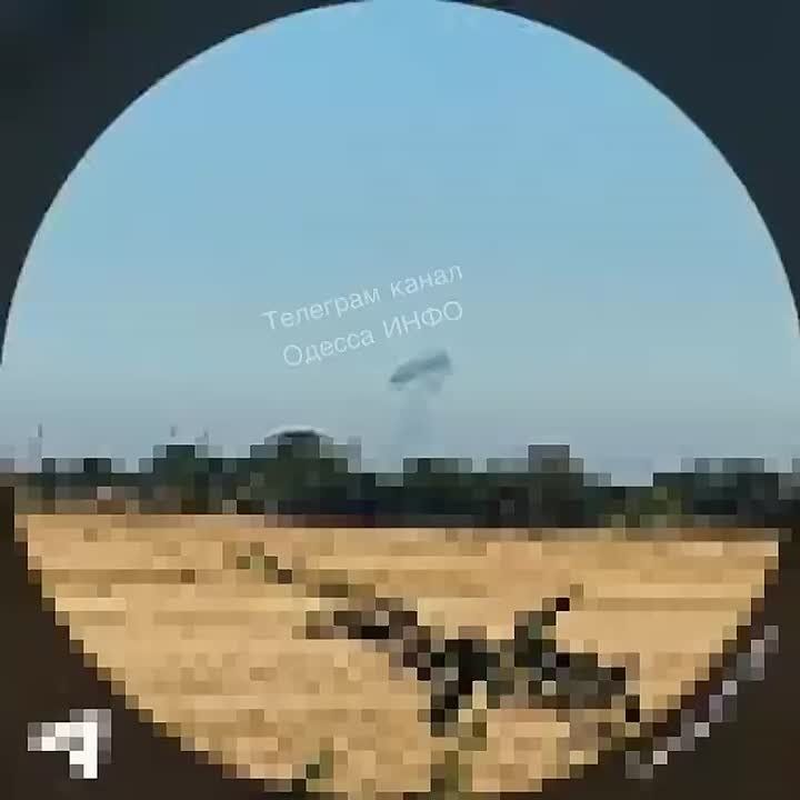 В сети появилось видео столба дыма после прилета в Одесской области