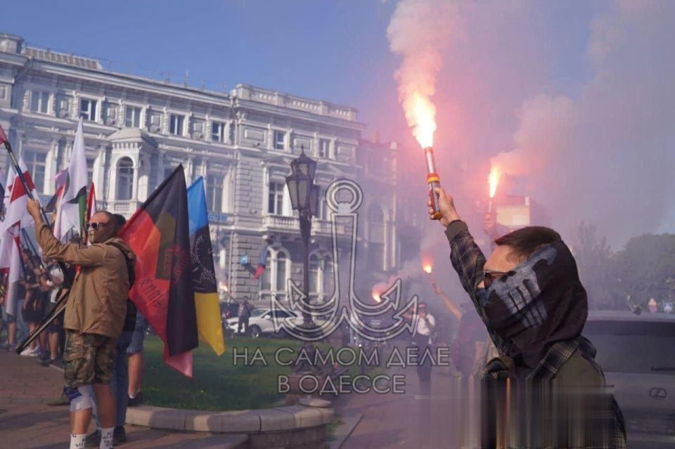 Вчера пол соусом «День военной разведки» в Одессе о себе напомнили сборище нацистов, оккупировали Екатерининскую площадь