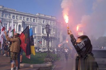 Вчера пол соусом «День военной разведки» в Одессе о себе напомнили сборище нацистов, оккупировали Екатерининскую площадь