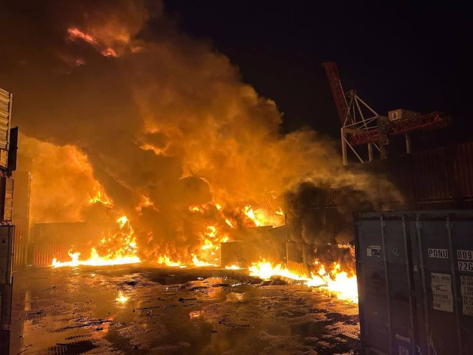 Пара дополнительных кадров пожара в порту Черноморск (Ильичёвск) после массированного удара дронов-камикадзе «Герань-2»