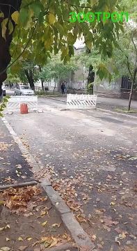 В Одессе прямо посреди дороги появился колодец