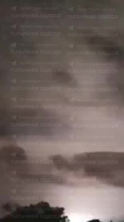 Появляются новые кадры удара по объекту энергетической инфраструктуры в Одессе