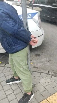 Женщину приковали стяжками к столбу возле АТБ