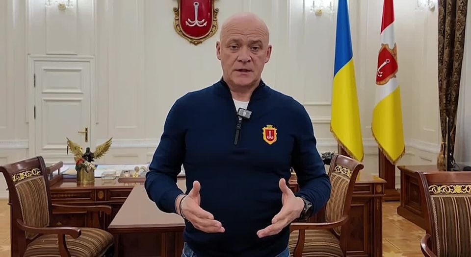 Умеренно оппозиционный Офису Президента мэр Одессы Геннадий Труханов заявил, что завтра будет рассмотрен вопрос о лишении его гражданства Украины под предлогом того, что у него есть якобы российский паспорт