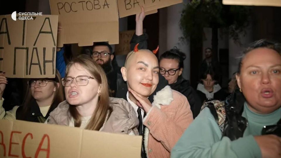 Фрики и черти митингуют против Труханова