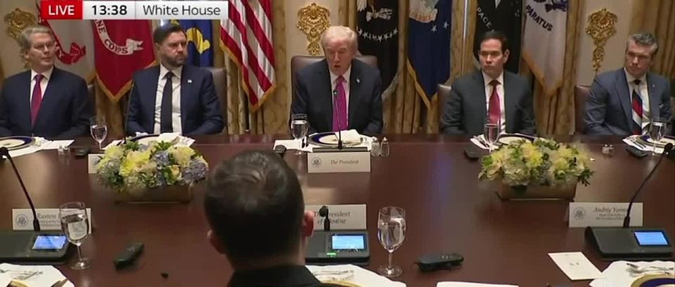 Министр обороны США надел на встречу с Зеленским галстук в цветах российского флага