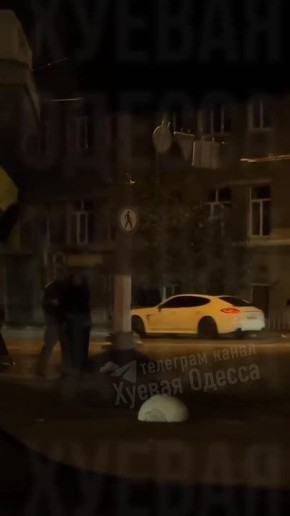 Случилась Украина. В Одессе проезжающие мимо україномовнi понаехи сняли, как людоловы из ТЦК крутят других україномовних понаехов