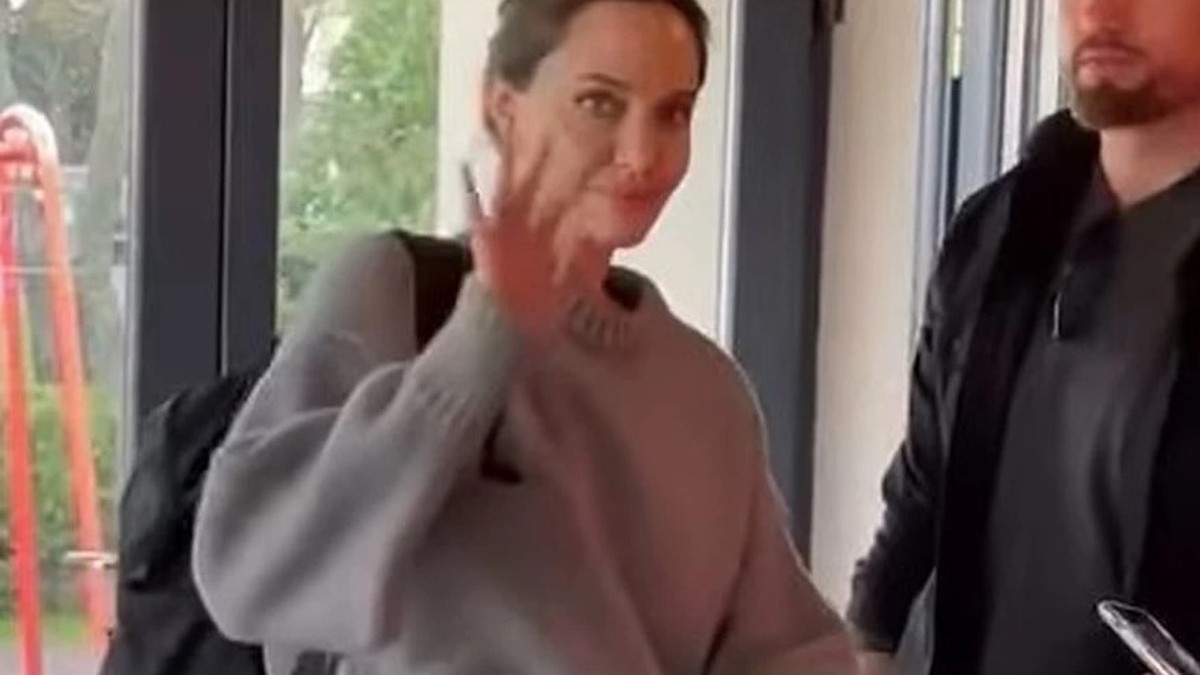 Охранника Анджелины Джоли мобилизовали при сопровождении по Украине: Звезде пришлось вызволять его