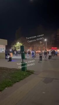 В Одессе пятничный движ. На Дерибасовской как всегда весело и многолюдно, играет музыка, люди танцуют и веселятся